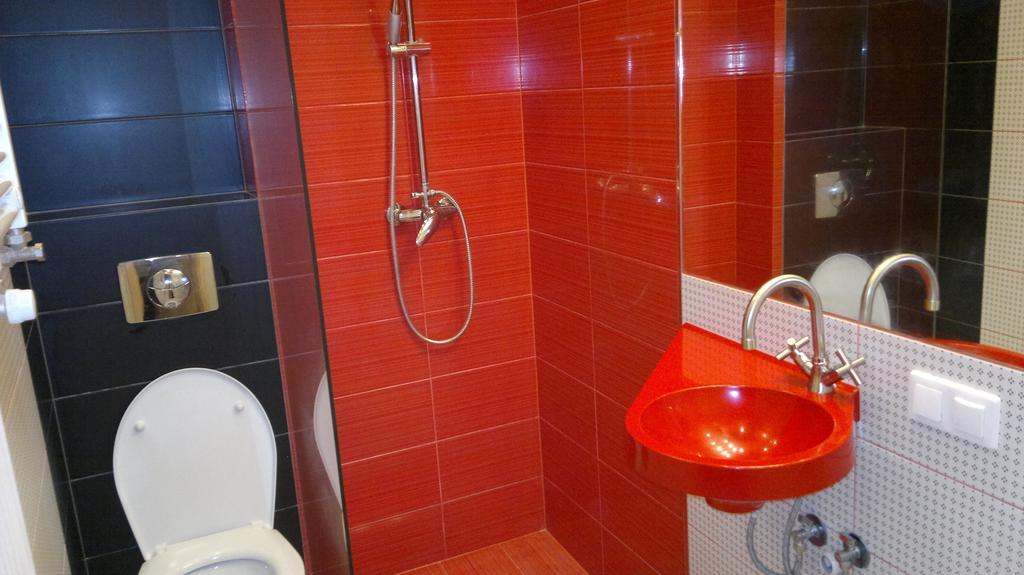 Studiospanie Studio Kapitana Z Balkonem Na Parterze Gdańsk Szoba fotó